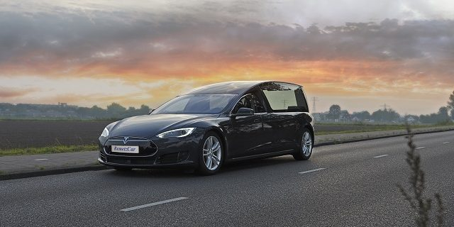 В Нидерландах из Tesla Model S сделали катафалк