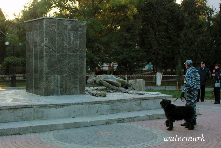 В Крыму разрушили памятник Ленину [фото]