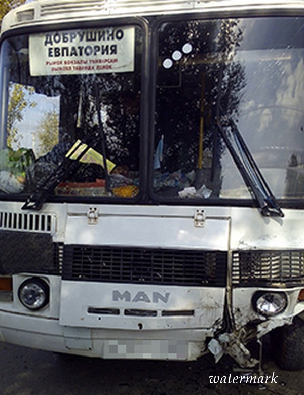 В Крыму "девятка" столкнулась с рейсовым автобусом