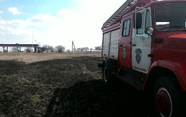 В Крыму за сутки сгорели семь с половиной гектаров полей [фото]