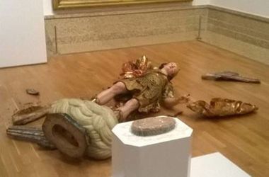 Любитель селфи разбил статую XVIII века в музее