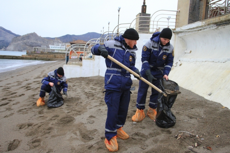 Крымское побережье очистили от мазута [фото]