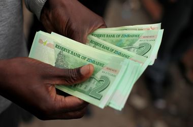 "Зомби-деньги" вогнали население Зимбабве в валютную панику