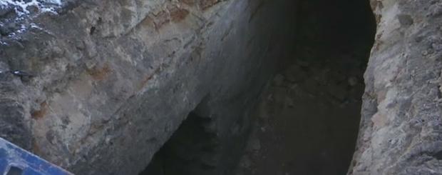 В центре Ровно под провалившимся асфальтом обнаружили секретный туннель