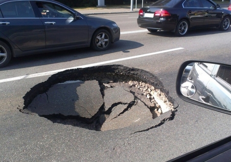 "Водители ломали колёса и рвали резину": дорожники до сих пор не выяснили, кто вырубал асфальт на крымских трассах