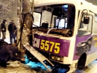 В Киеве маршрутка сбила пешеходов и врезалась в столб(фото)