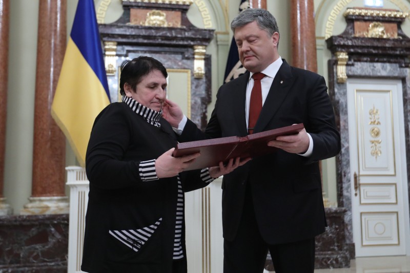 Президент вручив «Золоті зірки» Героїв України рідним загиблих героїв Андрія Снітка та Сергія Табали