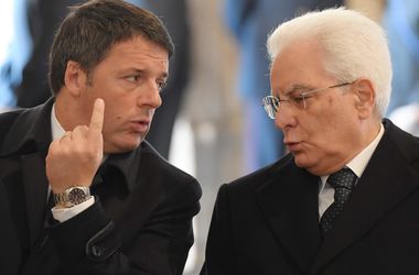 Президент Италии попросил Ренци отложить отставку