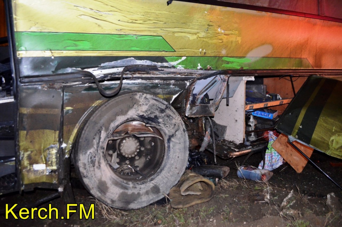 В Крыму столкнулись фура и пассажирский автобус – есть пострадавшие [фото, видео]