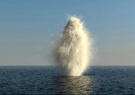В Керченском проливе взорвали фугасную авиабомбу