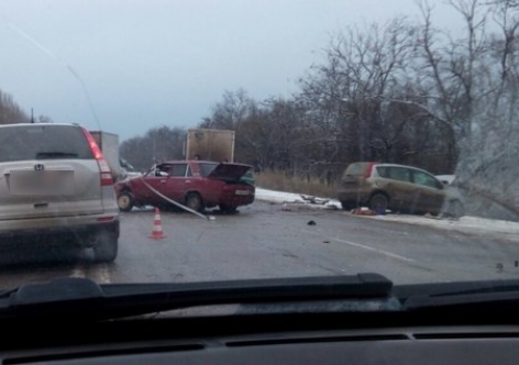 В лобовой аварии на крымской трассе пострадали два человека [фото, видео]