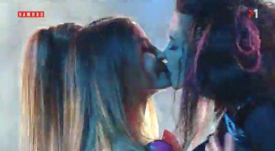 Поцелуй года : Настя Каменских в прямом эфире поцеловала Надю Дорофееву