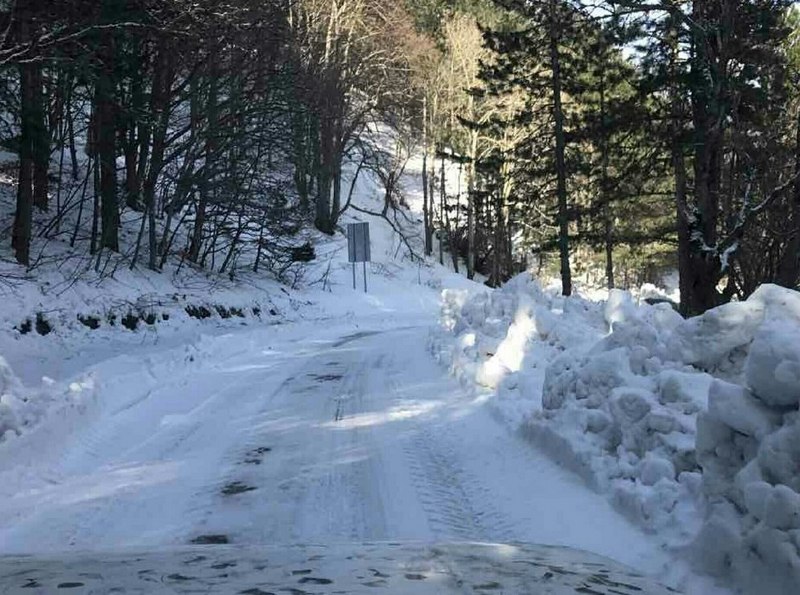 В Крыму расчистили от снега дорогу Ялта-Ай-Петри [фото]