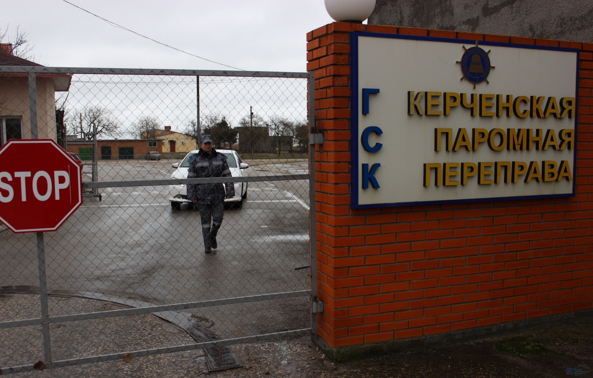 В Крым на пароме пытались провезти нож и пистолет с патронами [фото]