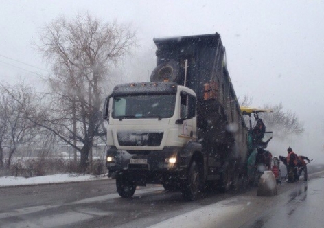 Крымские дорожники кладут асфальт прямо на снег [фото, видео]